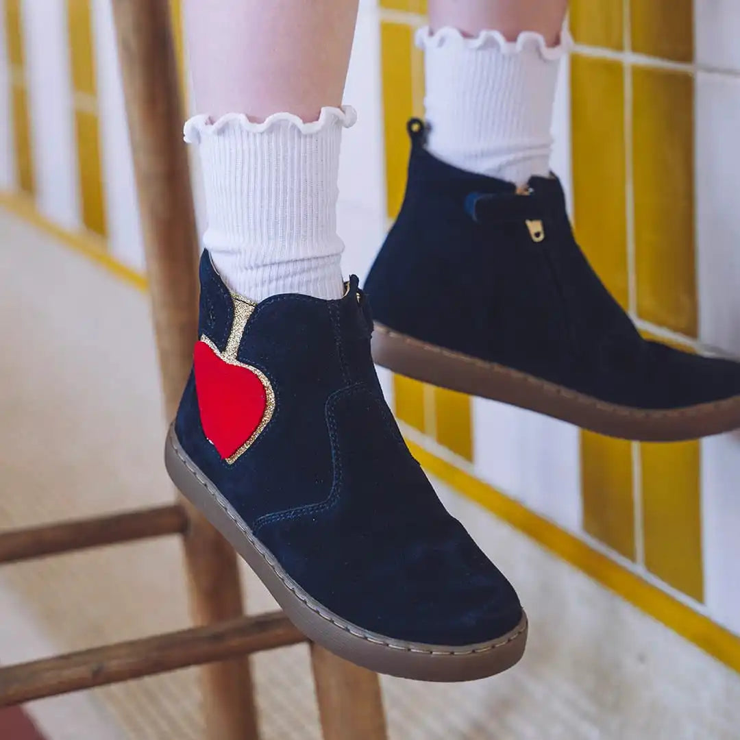 Bottines bleu marine avec des patchs en forme de cœur rouges et des chaussettes blanches à volants.